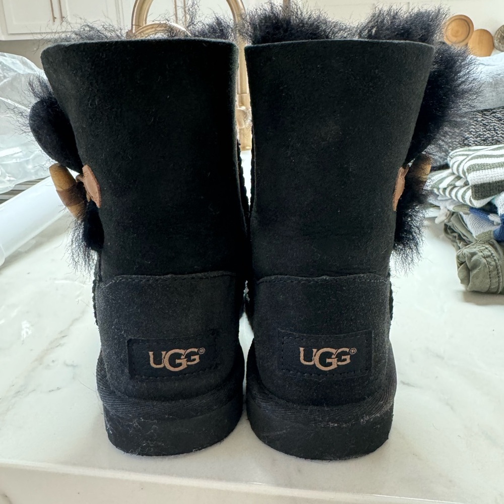 EUC Girls black UGG boots